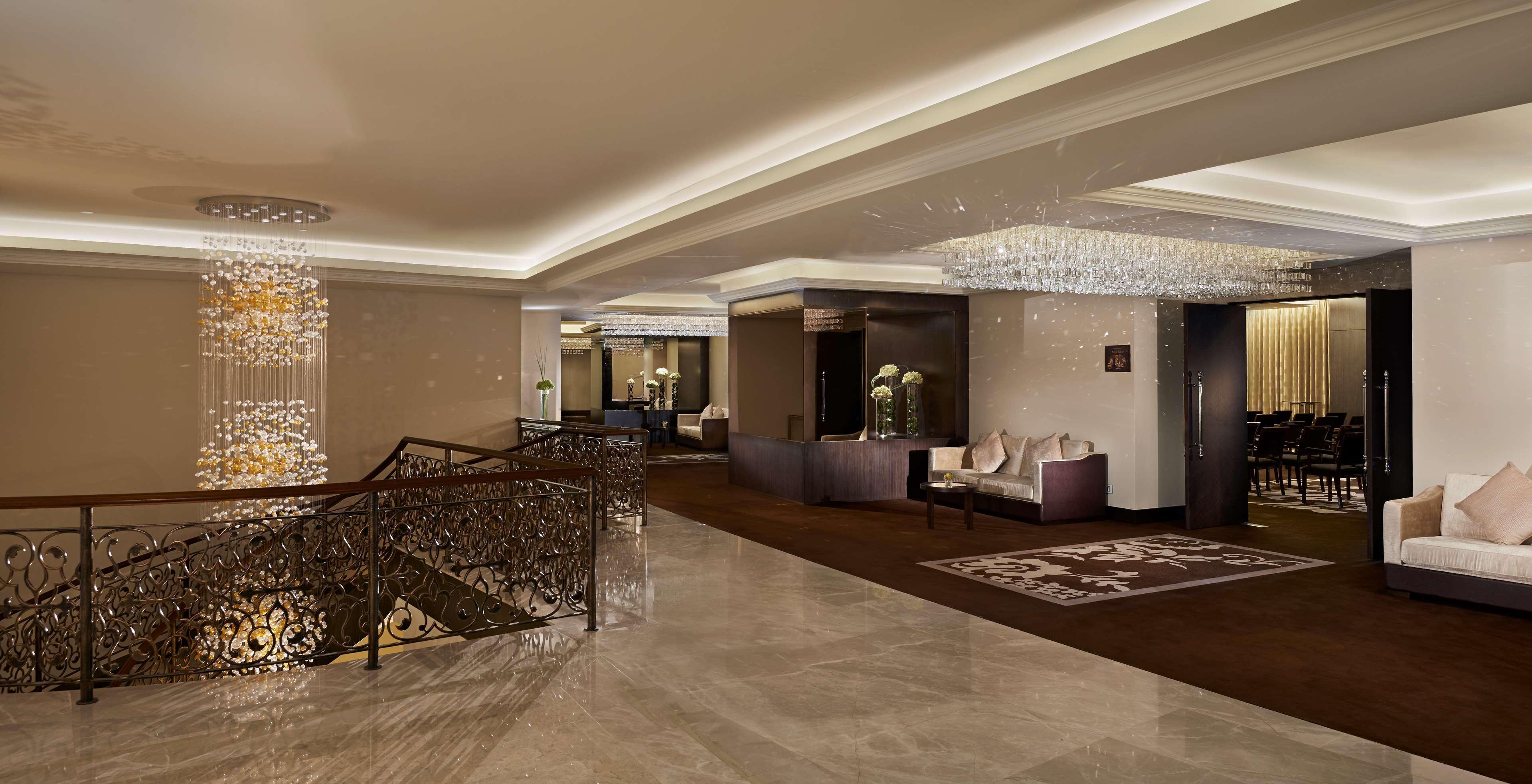 Waldorf Astoria Dubai Palm Jumeirah Exterior photo The lobby of the hotel