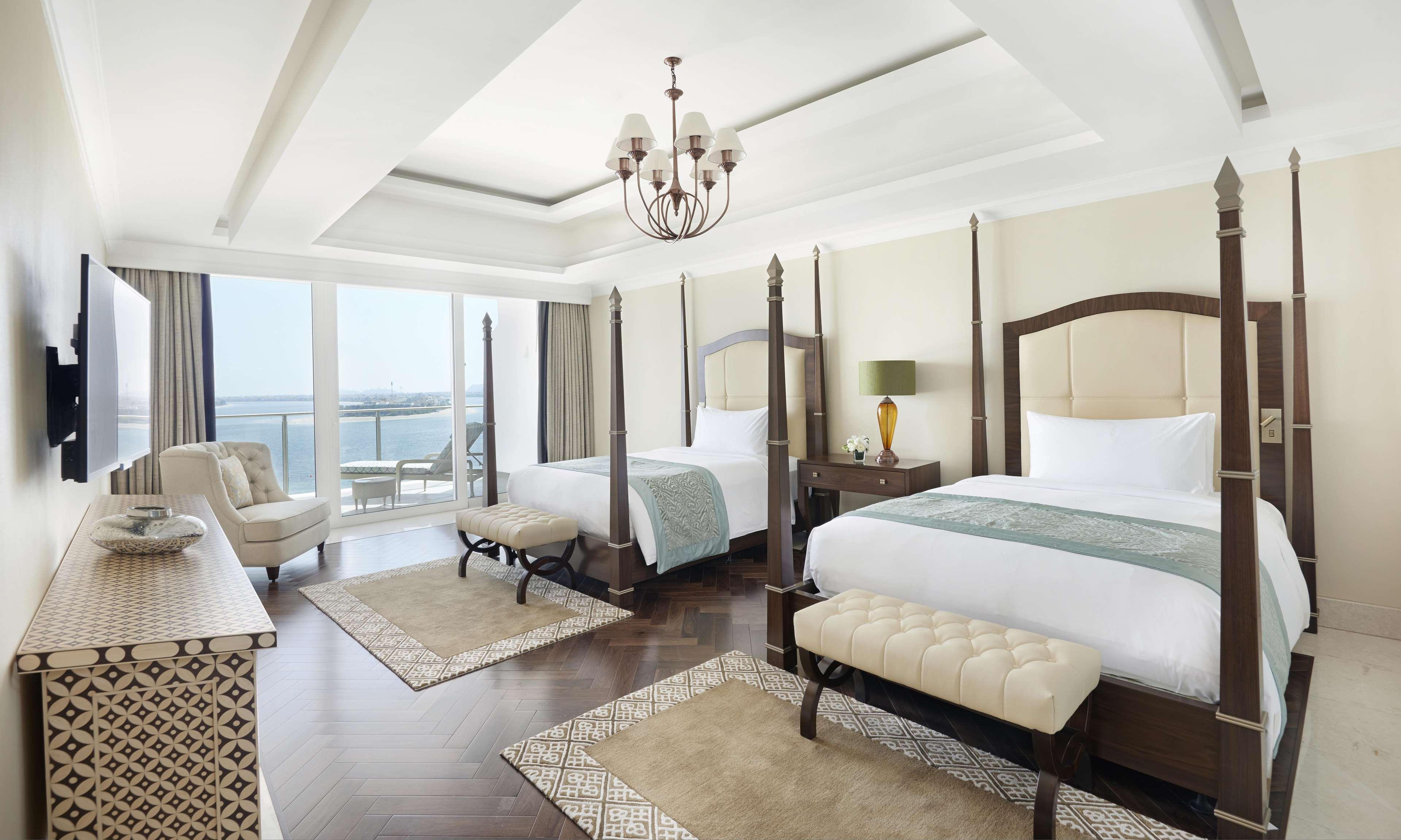 Waldorf Astoria Dubai Palm Jumeirah Exterior photo A bedroom at the Ritz-Carlton, Bahrain