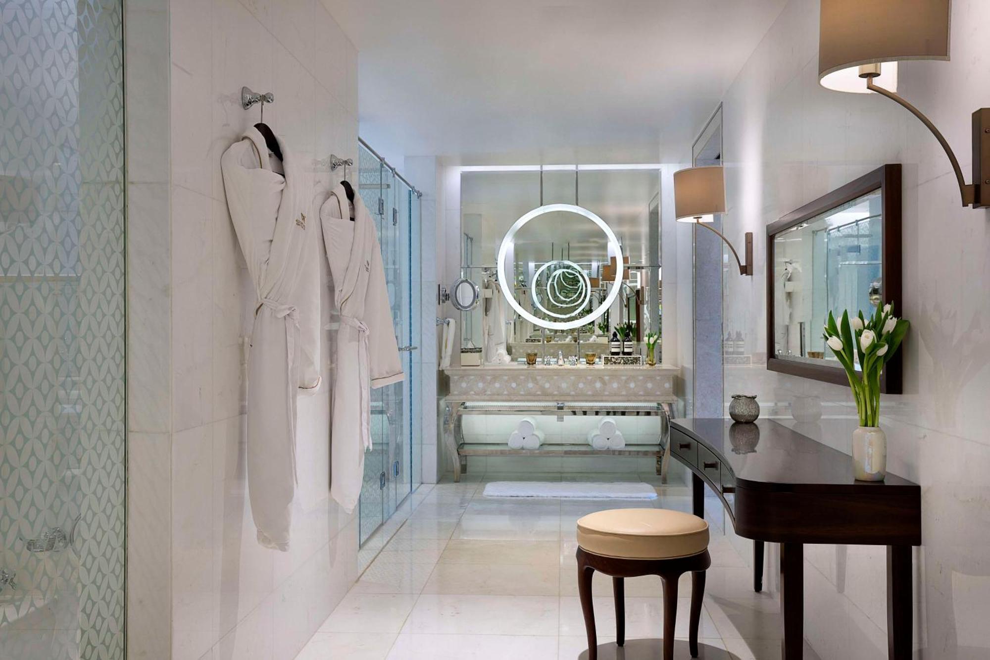Waldorf Astoria Dubai Palm Jumeirah Exterior photo Bathroom